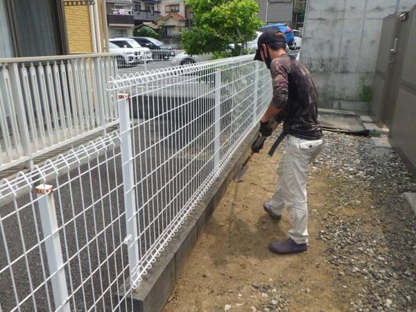 防草シートの整地作業